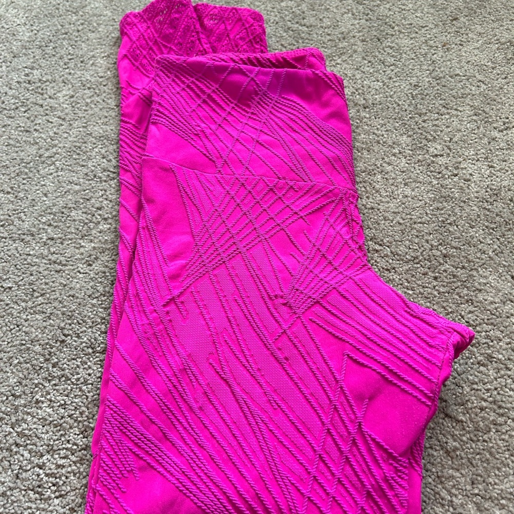 Onzie Vibrant Pink Textured Leggings size small